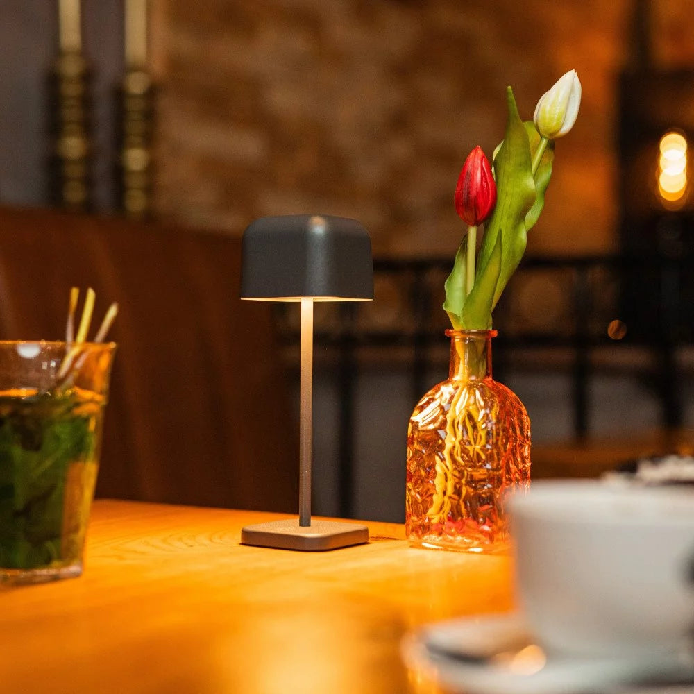Kabellose Tischlampe Cabo Small Anthrazit im Restaurant – warmes Stimmungslicht elegant