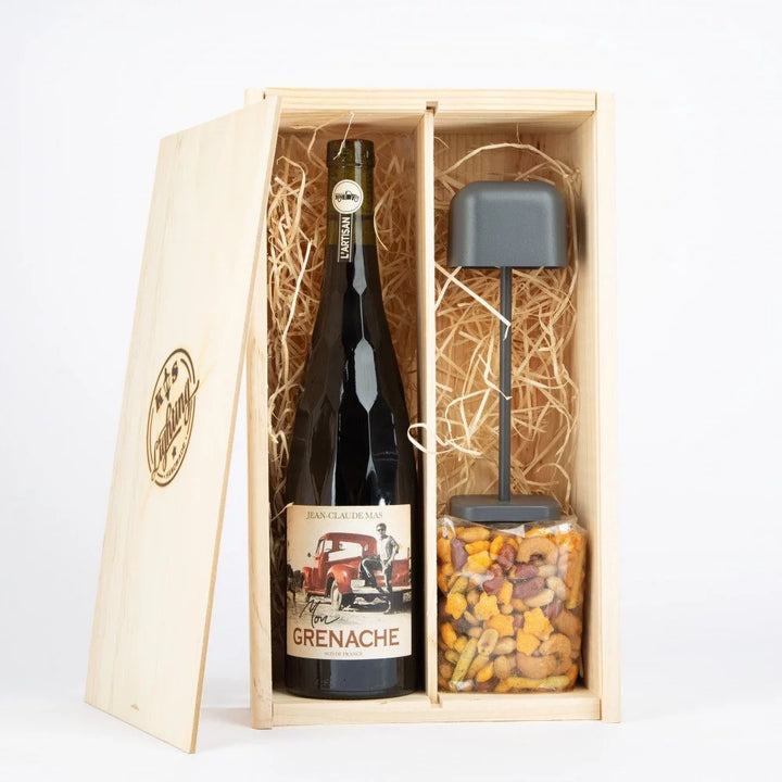Geschenkset in Holzschatulle mit Rotwein, Snackmischung und der dunkelgrauen Akku Tischleuchte