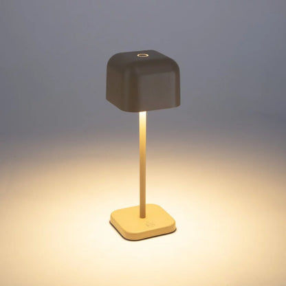 Kabellose Tischlampe Cabo Small Grau Beige leuchtend freigestellt – LED 190 Lumen warmweiß 2700K