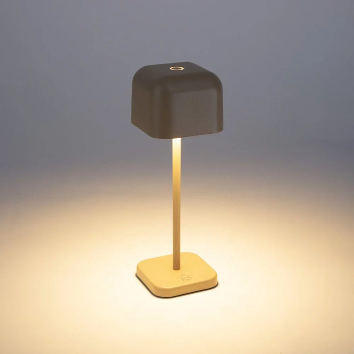 Kabellose Tischlampe Cabo Small Grau Beige leuchtend freigestellt – LED 190 Lumen warmweiß 2700K