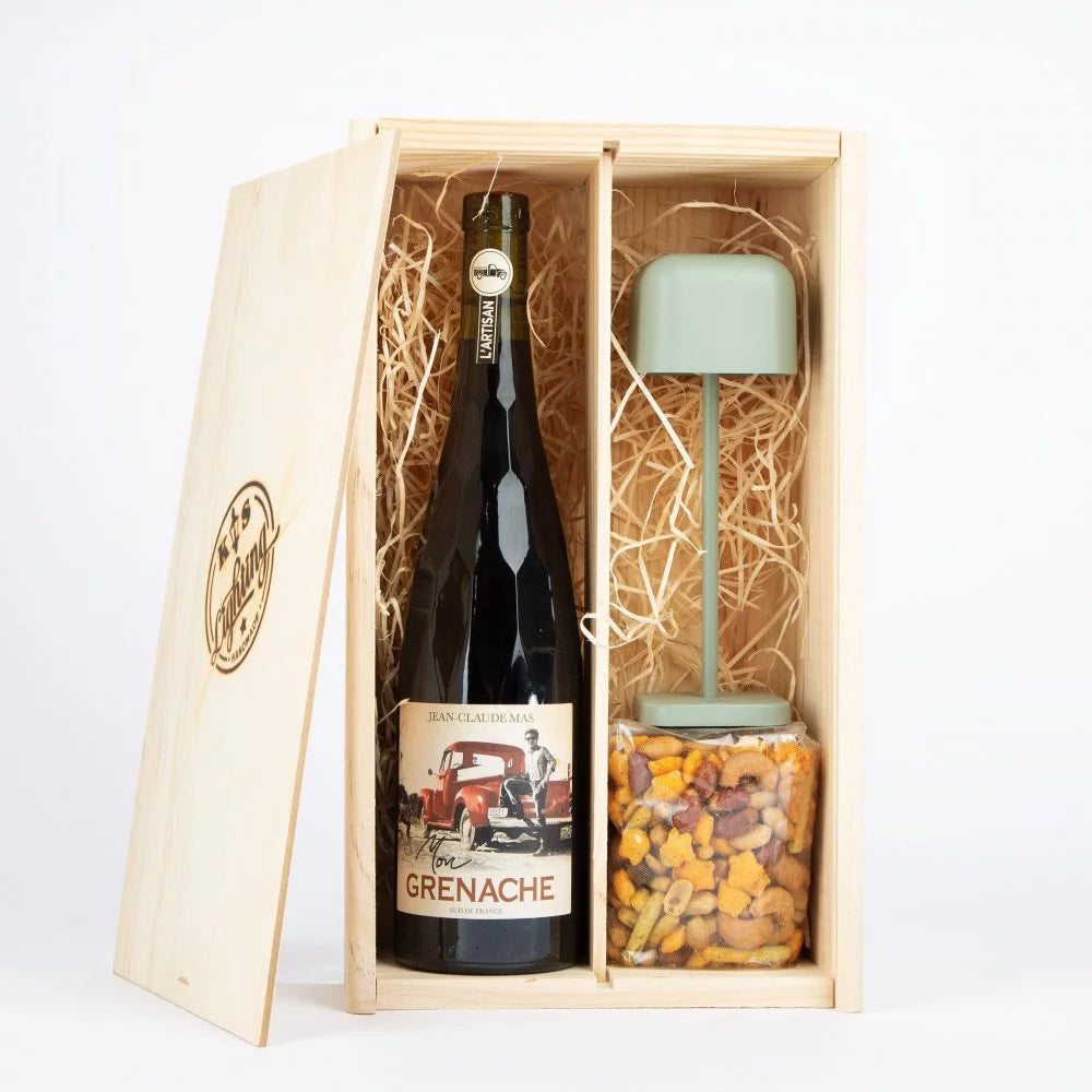 Geschenkset in Holzschatulle mit einer Flasche Rotwein, Snackmischung und der grüngrauen Akku Tischleuchte