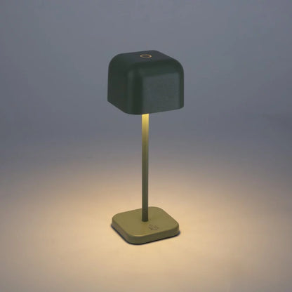 Kabellose Tischlampe Cabo Small Grün Grau leuchtend freigestellt – LED 190 Lumen warmweiß 2700K