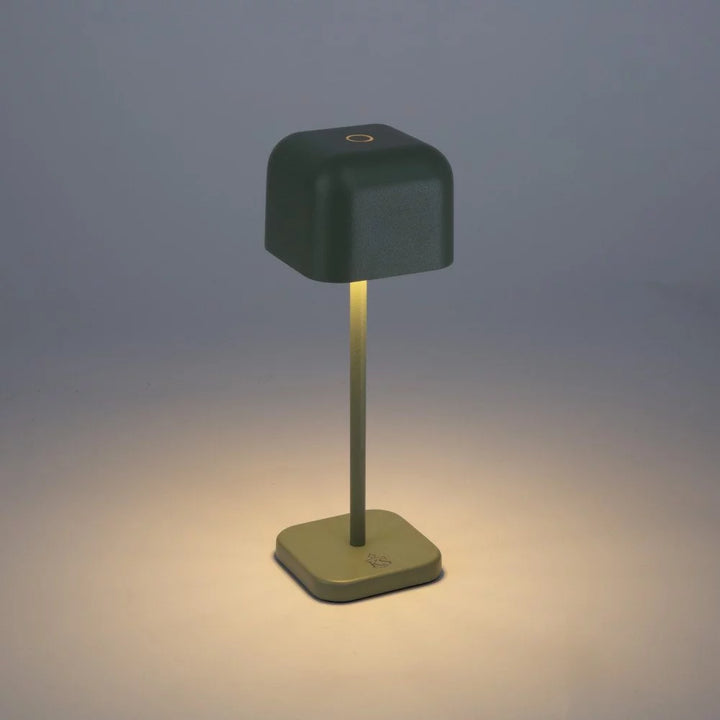 Salbeigrün-graue Akku Tischlampe eingeschaltet mit warmem Downlight-Kegel und Touch-Sensor