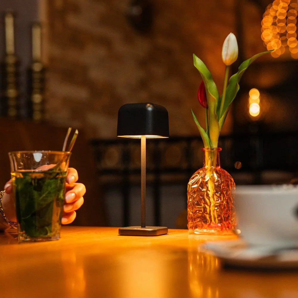 Kabellose Tischlampe Cabo Small Matt Schwarz im Bistro – warmes Stimmungslicht elegant