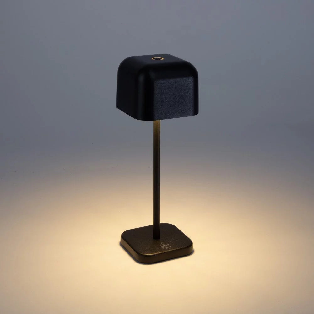 Kabellose Tischlampe Cabo Small Matt Schwarz leuchtend freigestellt – LED 190 Lumen warmweiß 2700K