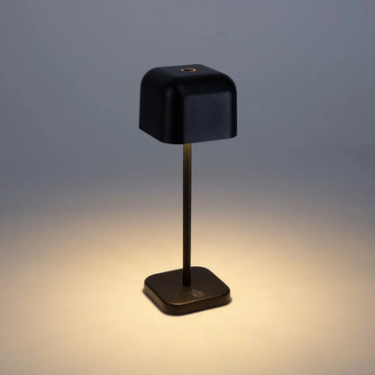 Kabellose Tischlampe Cabo Small Matt Schwarz leuchtend freigestellt – LED 190 Lumen warmweiß 2700K