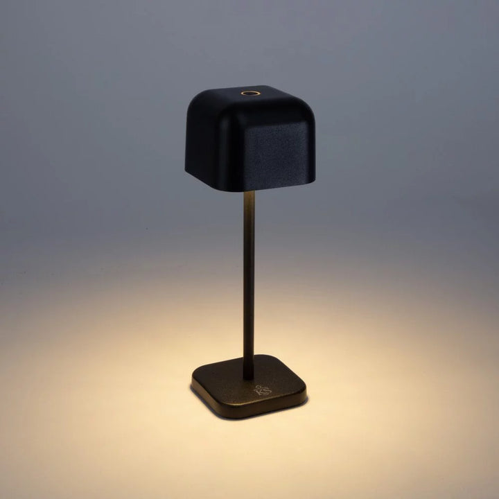 Kabellose Tischlampe Cabo Small Matt Schwarz leuchtend freigestellt – LED 190 Lumen warmweiß 2700K