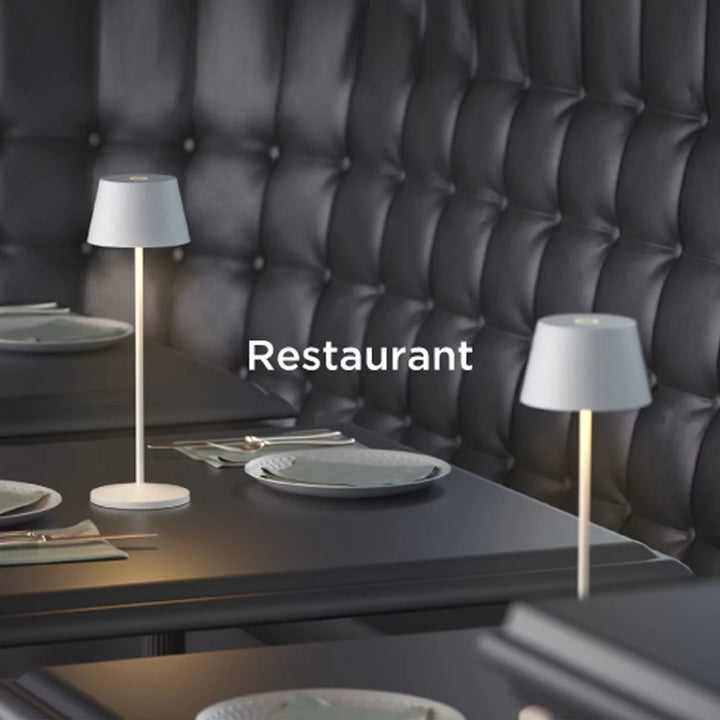 Kabellose Tischlampe Lido Anthrazit im modernen Restaurant – warmes Stimmungslicht Gastronomie
