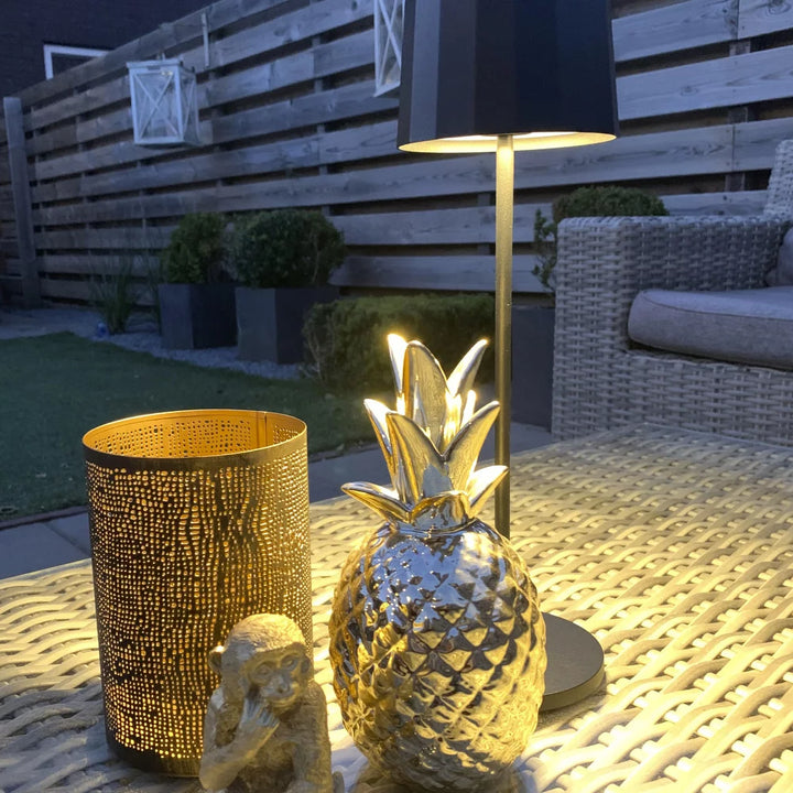 Kabellose Tischlampe Lido Anthrazit auf Rattantisch outdoor – IP65 wetterfest Terrasse
