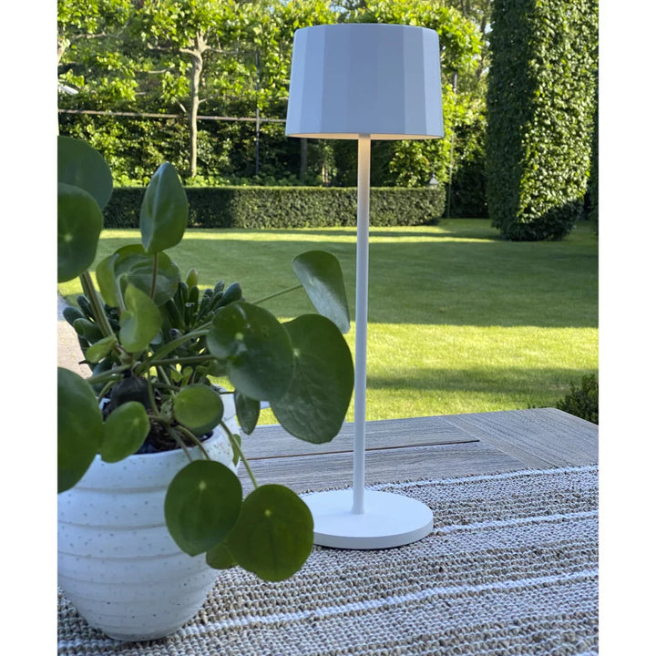 Kabellose Tischlampe Lido Corten auf Tisch im Garten – IP65 wetterfest kabellos outdoor