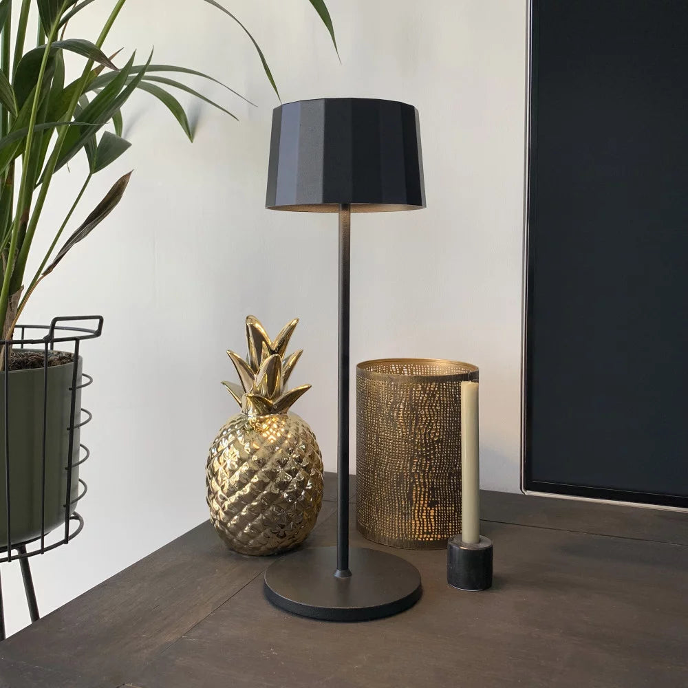 Kabellose Tischlampe Lido Schwarz auf Kommode mit Deko – warmweißes Stimmungslicht Wohnzimmer