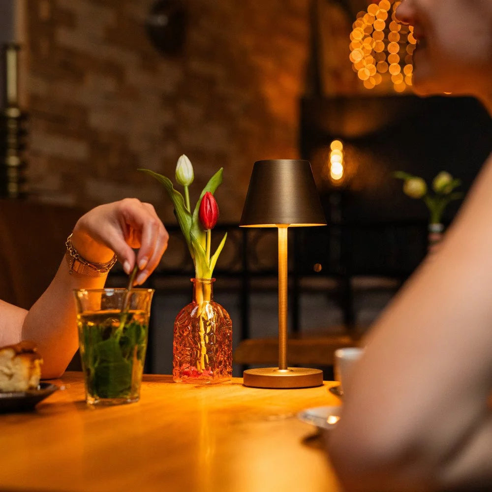  Kabellose Tischlampe Retro Bronze im Café – warmes Stimmungslicht romantische Atmosphäre
