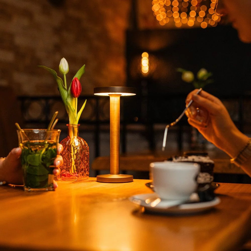 Kabellose Tischlampe Retro Bronze flach im Café – warmes Stimmungslicht romantische Atmosphäre