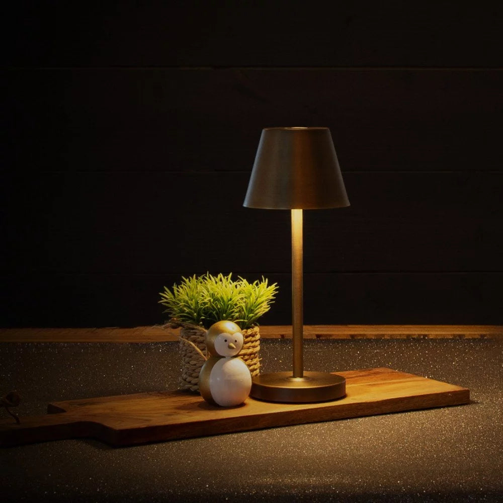 Kabellose Tischlampe Retro Bronze leuchtend auf Holzbrett – warmweißes Stimmungslicht