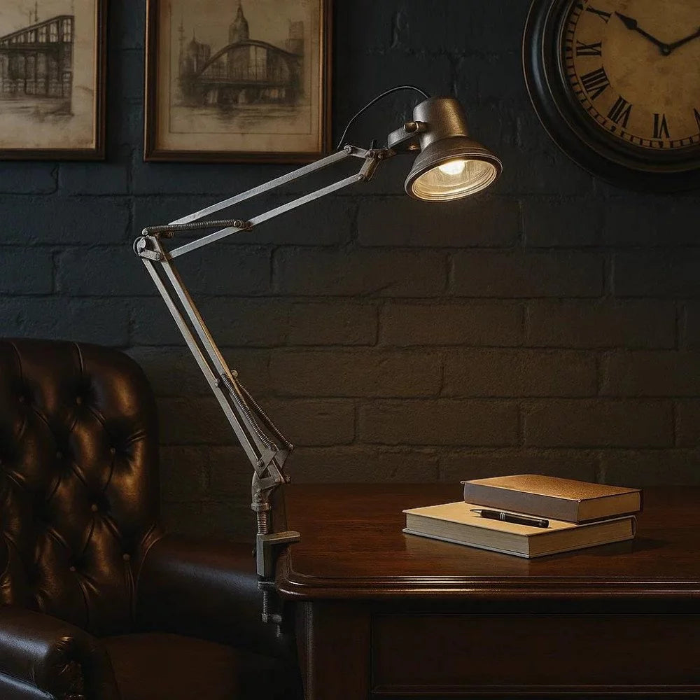 Industrial Vintage Klemmlampe in Antiksilber mit Zugfedern und Glaslinse montiert an massivem Holzschreibtisch
