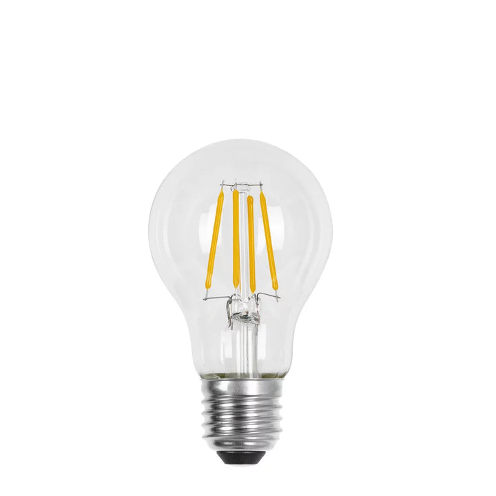 Freigestellte E27 LED-Lampe A60 Birnenform mit Klarglas, vier aufrechten Filament-Fäden und silbernem Schraubsockel, unbeleuchtet
