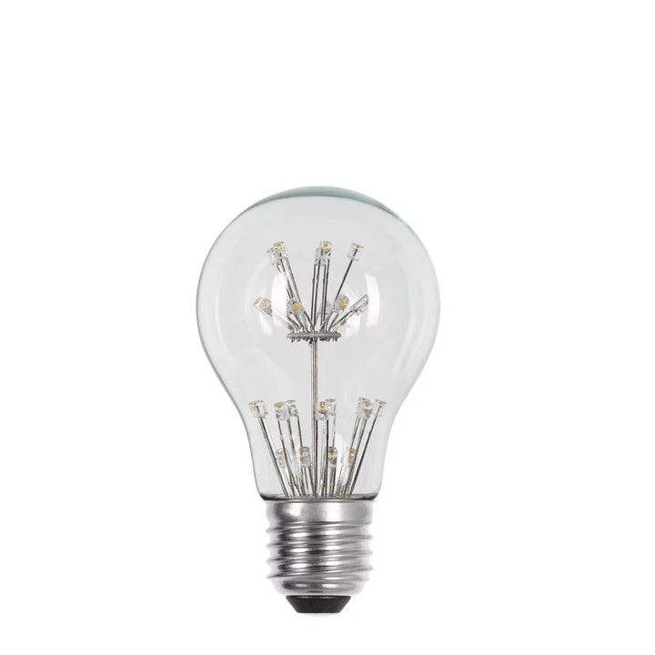 Freigestellte E27 LED-Lampe in A60 Birnenform mit Klarglas, zweistufiger Mikro-LED-Kaskade und silbernem Sockel, unbeleuchtet