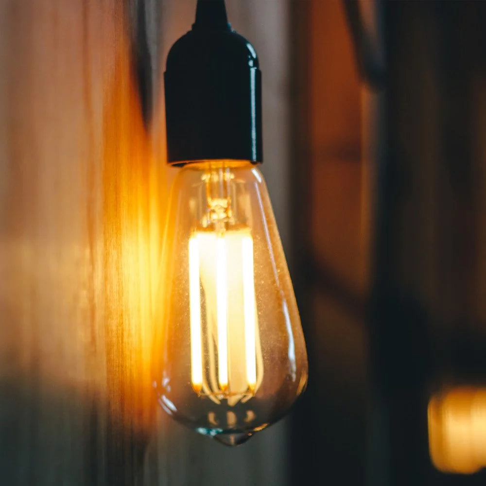 LED Leuchtmittel E27 Classic Gold Edison in Leuchte leuchtend – CRI 90 warmgelbes Licht 2200K