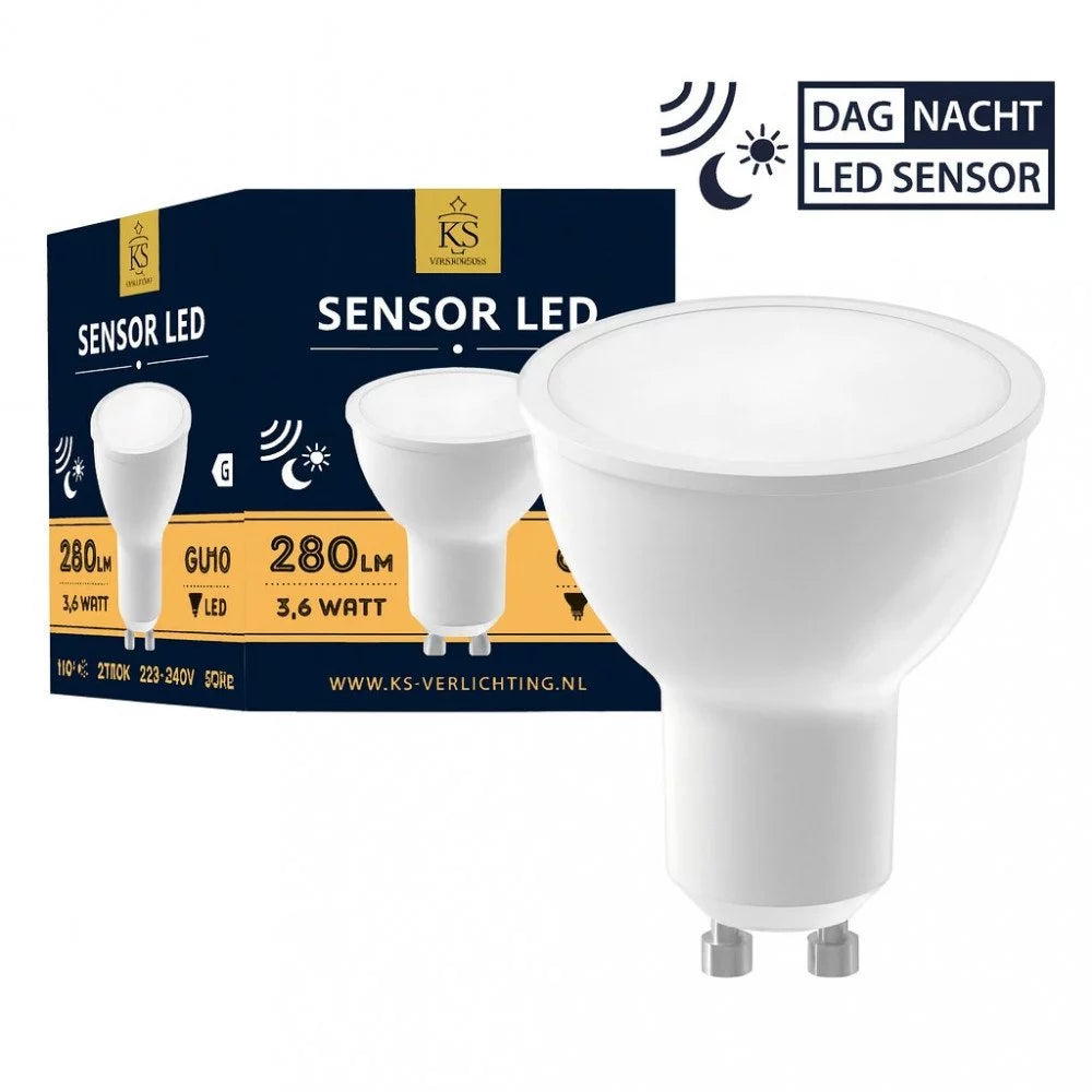 GU10 LED-Leuchtmittel mit integriertem Tag-Nacht-Sensor neben dunkelblauer Produktverpackung, Freisteller