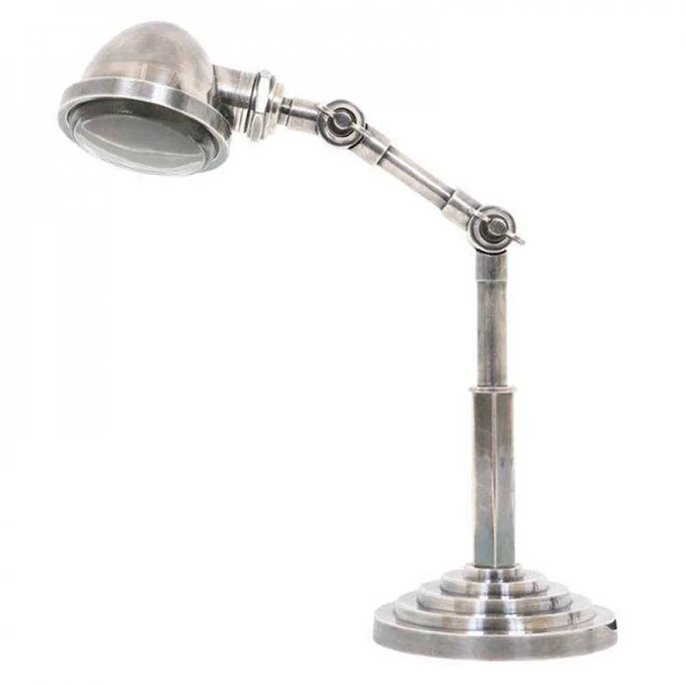 Verstellbare Vintage-Arbeitsleuchte in Antiksilber aus Messing mit Scheinwerferkopf, Glaslinse und Stufenfuß, Freisteller