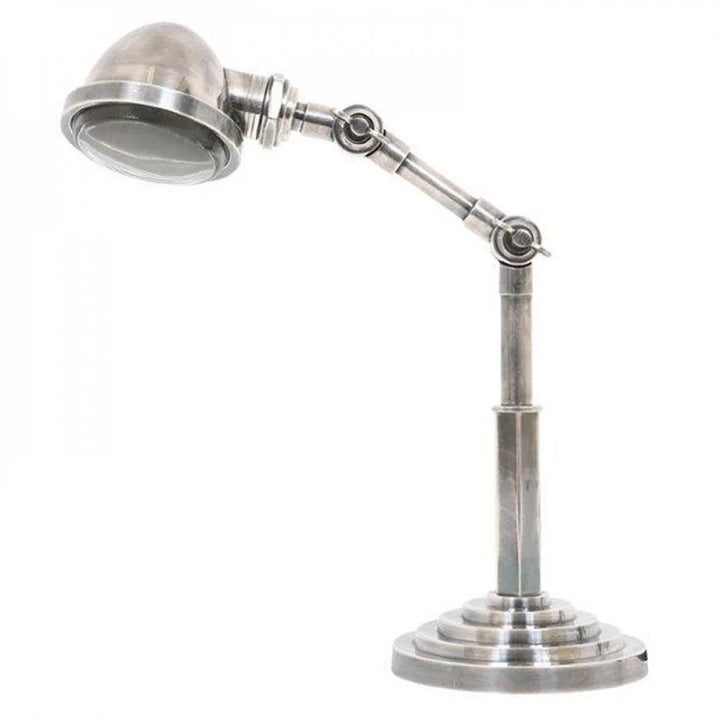 Verstellbare Vintage-Arbeitsleuchte in Antiksilber aus Messing mit Scheinwerferkopf, Glaslinse und Stufenfuß, Freisteller
