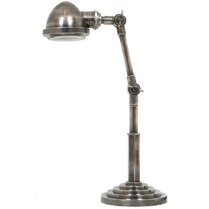 Kompakte Vintage-Schreibtischlampe in Silber-Antikoptik mit Scharniergelenken und geriffeltem Linsenschirm, Freisteller