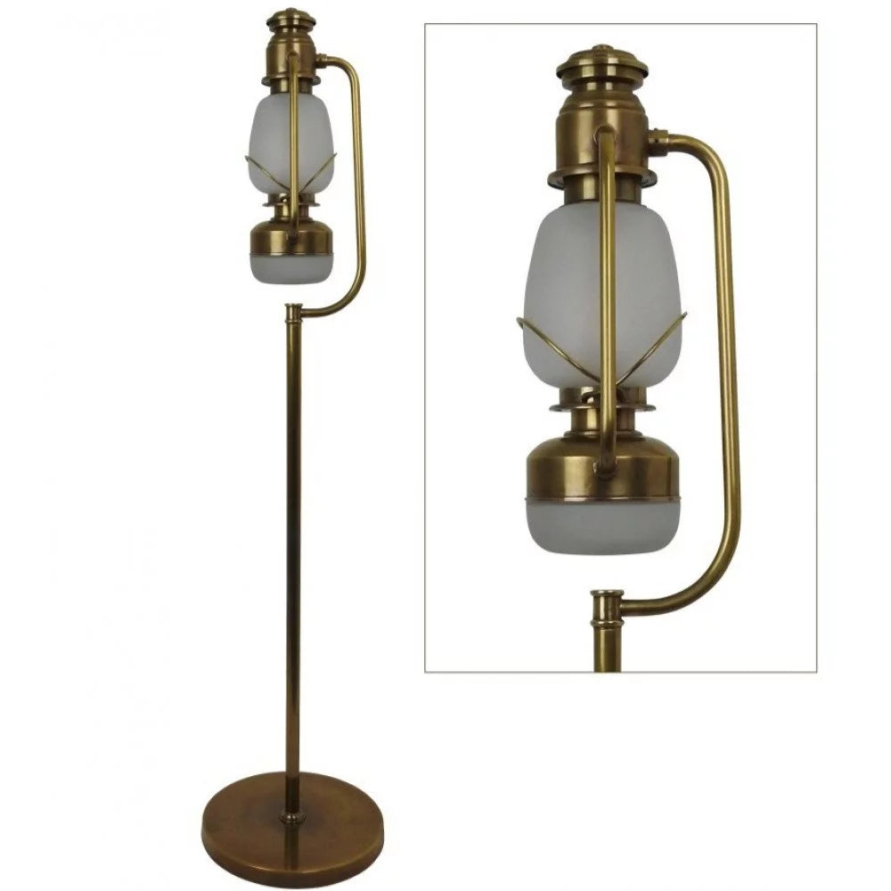 Freigestellte maritime Stehleuchte aus Messing antik im Stil einer historischen Sturmlampe mit Opalglaszylinder an geschwungenem Auslegerrohr