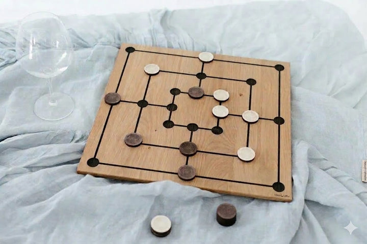 Mühlespielbrett aus massiver Eiche mit Schweizer Kante, gelaserten Spiellinien und hellen sowie dunklen Holz-Spielsteinen im Spielverlauf