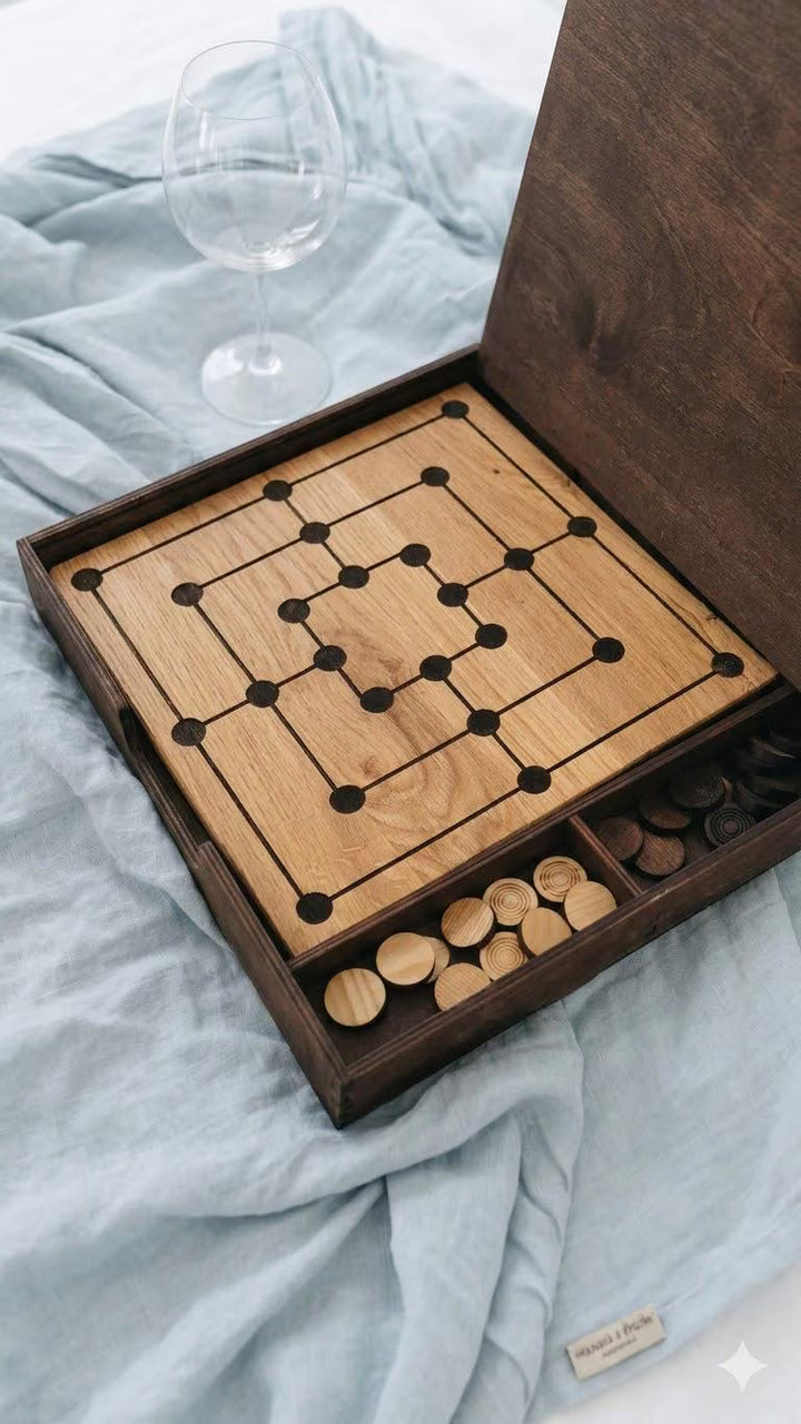 Schrägansicht der Mühle-Holzschachtel mit Eichenbrett und Esche-Spielsteinen mit konzentrischen Kreisen