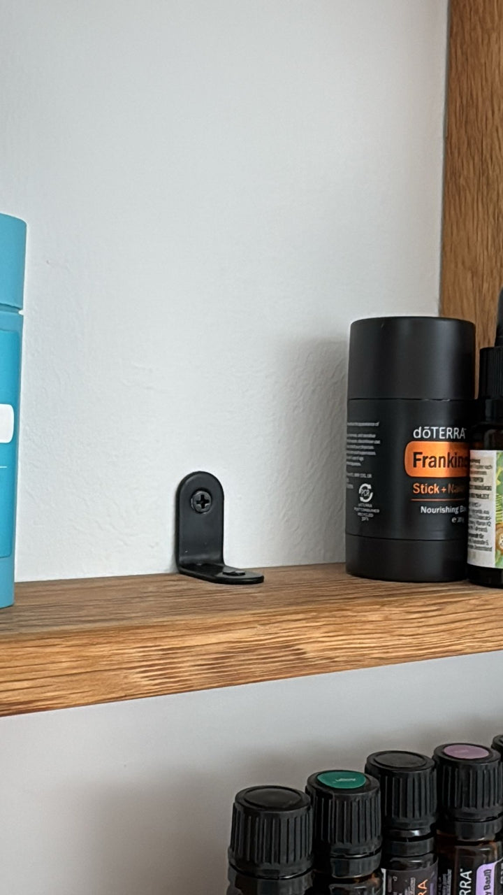 Stabile Stahlwinkel Wandbefestigung – achteckiges Ölregal aus Massivholz, sicher montierbar, handgefertigt in Bayern