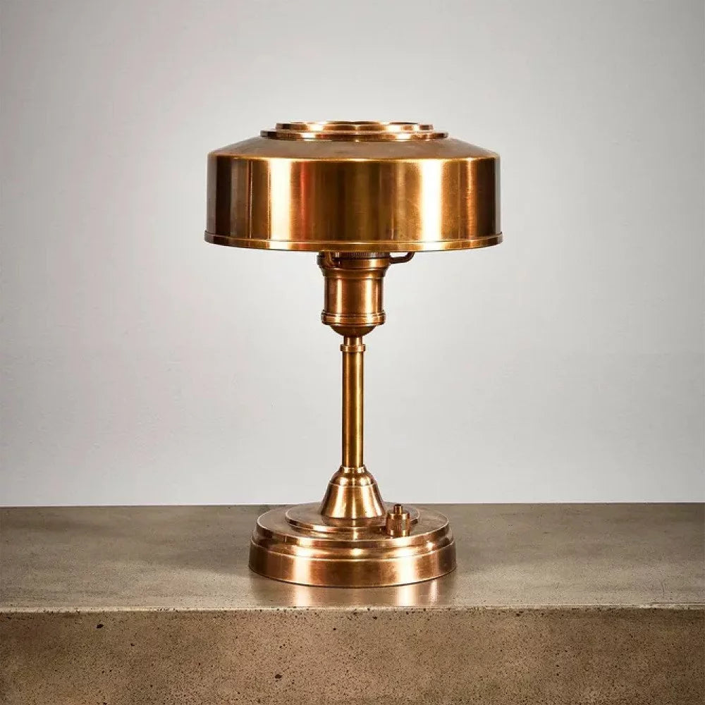 Klassische Messing-Tischlampe mit zylindrischem Schirm und Stufensockel auf Mahagoni-Schreibtisch