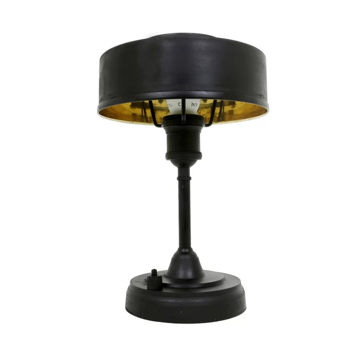 Kleine Art-Déco-Tischlampe in Mattschwarz mit goldenem Reflektorschirm innen und integriertem Fußschalter, Freisteller