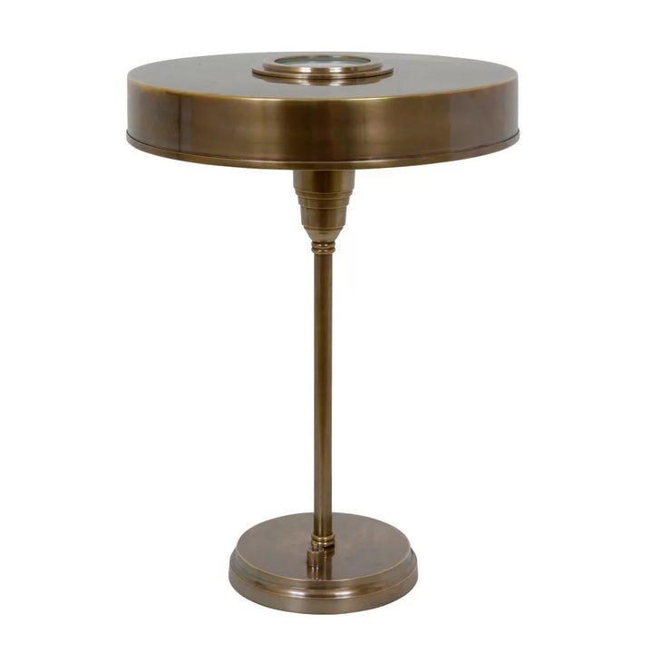 Klassische Tischlampe aus massivem Messing mit breitem Zylinderschirm und Stufensockel, Freisteller
