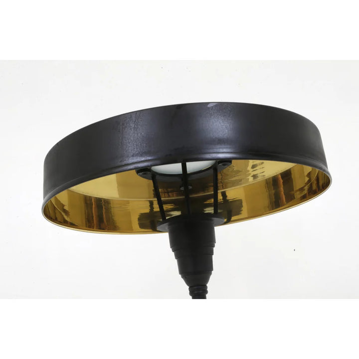 Untersicht des schwarzen Lampenschirms mit hochglänzend goldener Messing-Reflektorfläche und Diffusor