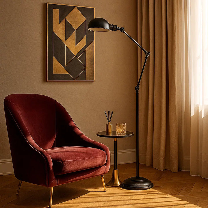 Gelenk-Stehlampe in Schwarz mit Zickzack-Scherengestänge und Halbkugelschirm im Wohnraum