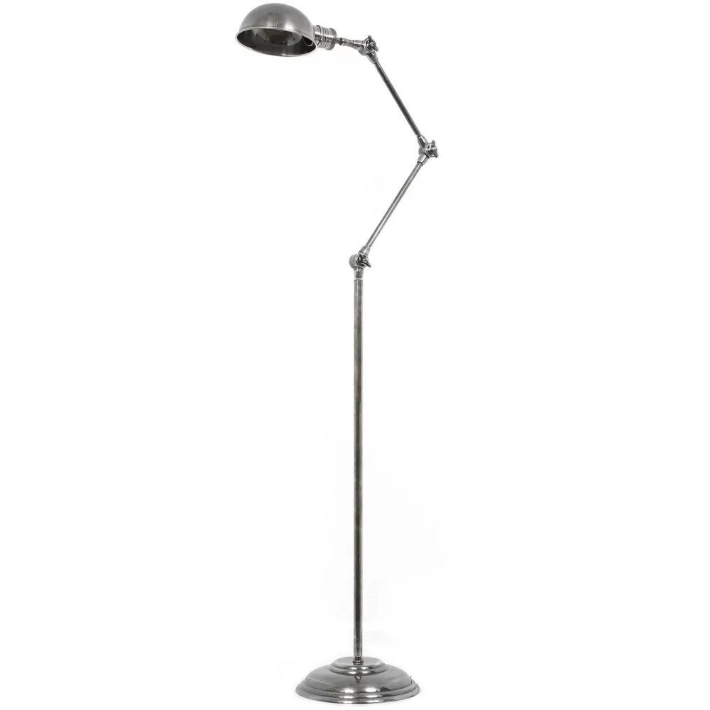 Freigestellte Gelenk-Stehlampe aus Metall in poliertem Antiksilber mit verstellbarem Scherengestänge, Halbkugelschirm und E27-Fassung