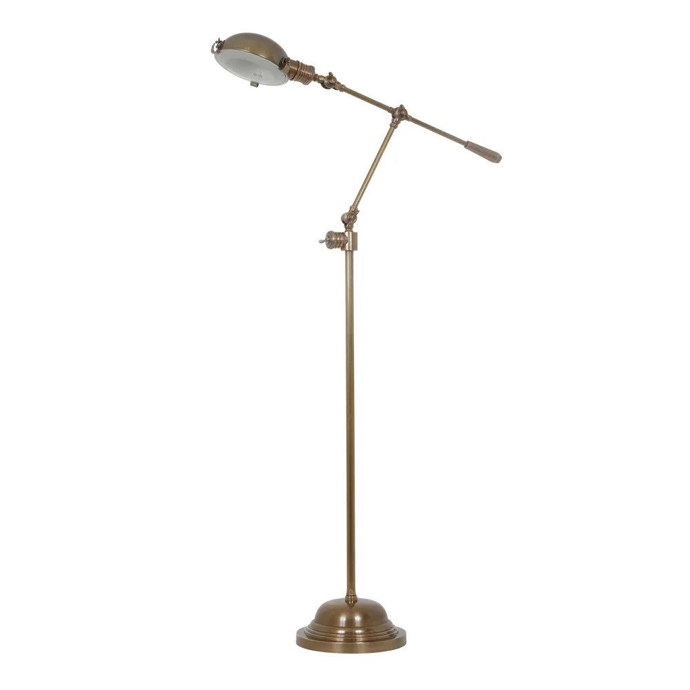 Freigestellte Vintage-Lese-Stehleuchte aus Metall in Antikmessing mit verstellbarem Gelenkarm, Gegengewicht und Halbkugelschirm