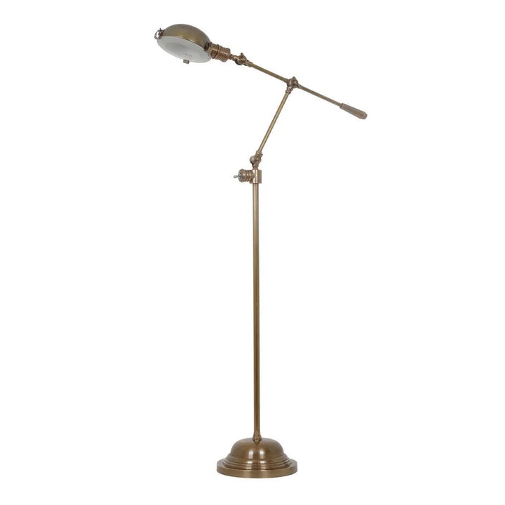 Freigestellte Vintage-Lese-Stehleuchte aus Metall in Antikmessing mit verstellbarem Gelenkarm, Gegengewicht und Halbkugelschirm