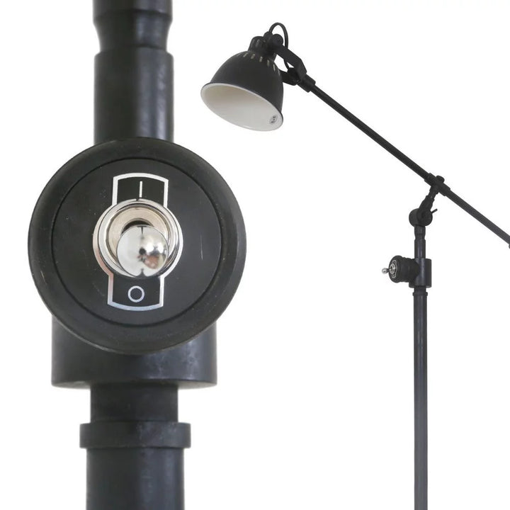Kippschalter an der Säule der mattschwarzen Stehlampe mit I/O-Markierung und Rändelring