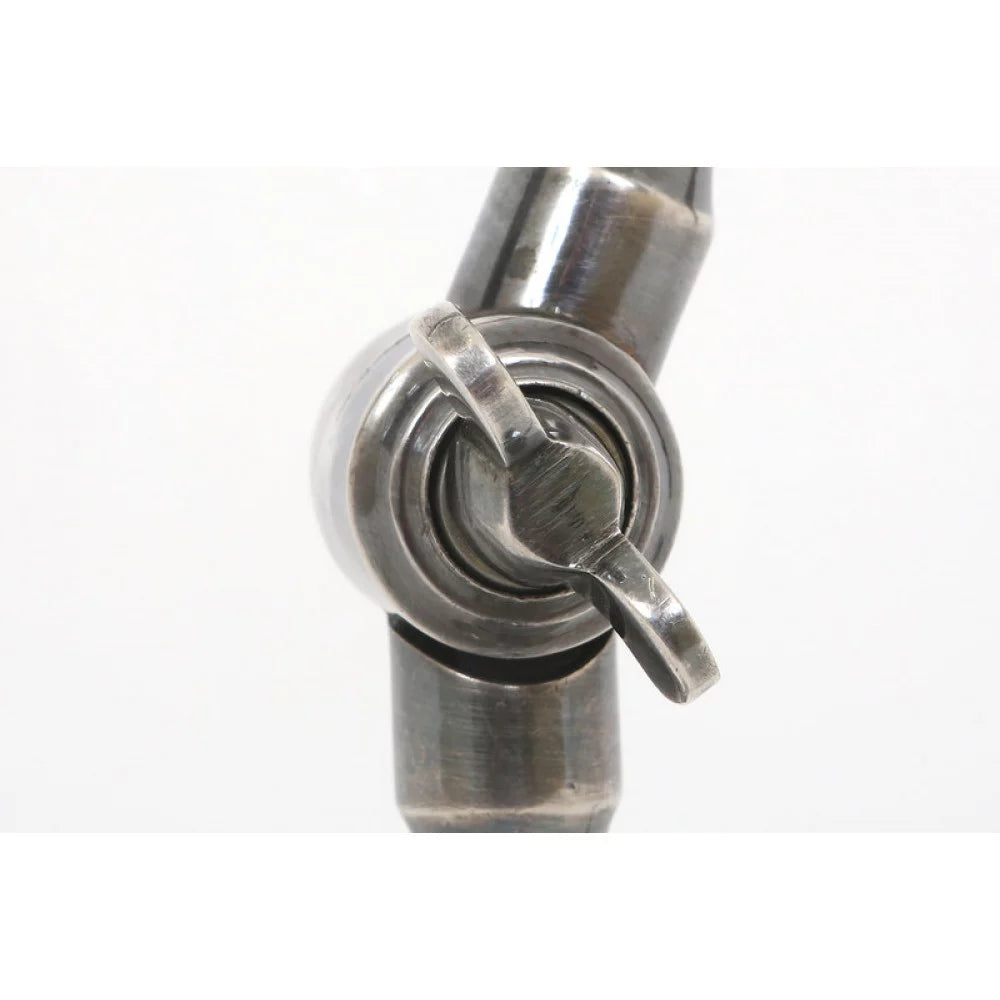 Nahaufnahme des massiven Messing-Knebelgelenks mit ergonomischer Flügelschraube