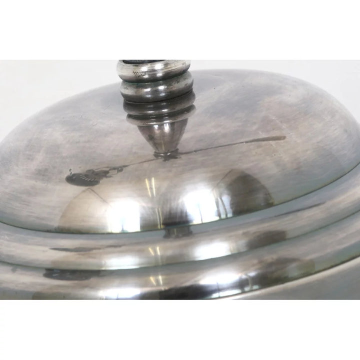 Massiver Glockenfuß mit stufiger Profilierung und Baluster-Säulenaufnahme in poliertem Antiksilber