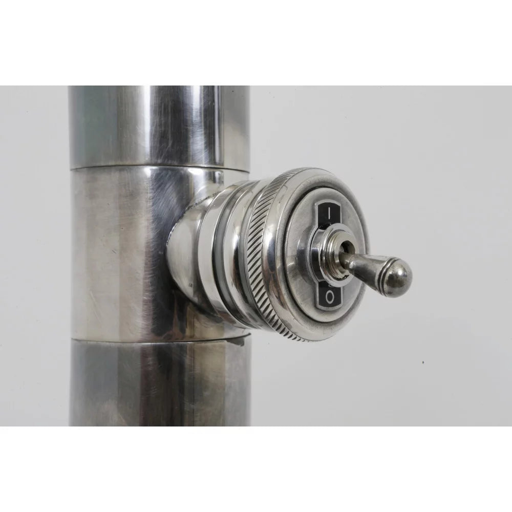 Industrieller Kippschalter aus Metall mit gerändeltem Gehäuse und I/O-Markierung an der Säule
