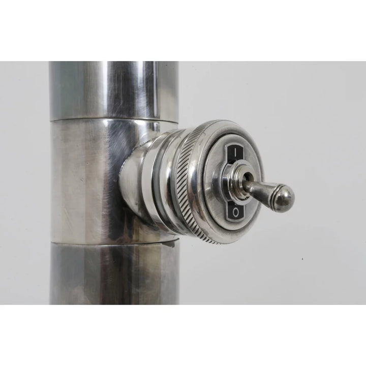 Industrieller Kippschalter aus Metall mit gerändeltem Gehäuse und I/O-Markierung an der Säule