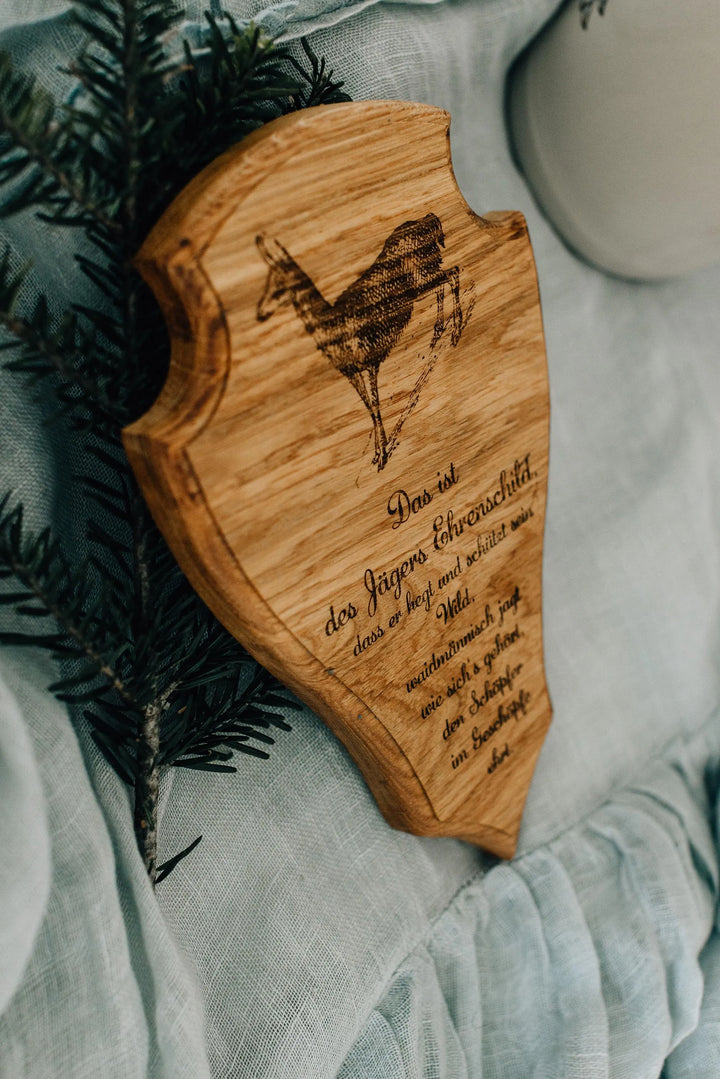 Schrägansicht des Eichenholz-Trophäenschilds mit profilierter Kante und Jägerspruch