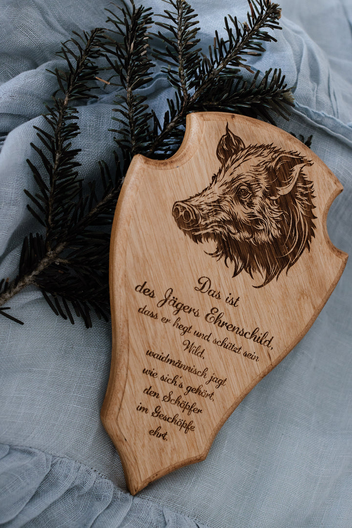 Nahaufnahme des Trophäenschilds aus Eiche mit profilierter Hohlkehle und Wildschwein-Grafik